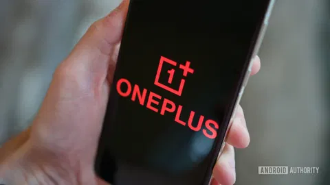 OnePlus built the perfect Android phone in 2025. The OnePlus 16 is throwing it all away