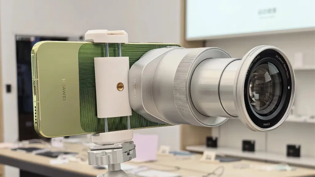 Never mind external lenses: This flagship could have an entire external camera instead