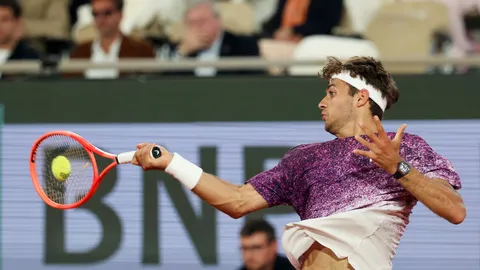Cobolli beats Auger-Aliassime to ensure Italian in French final