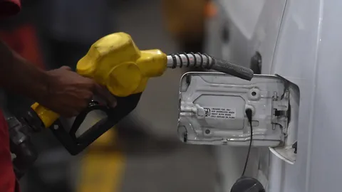 A Milano la benzina vola oltre i 2,6 euro. 'A luglio e agosto stangata da 10,8 miliardi'