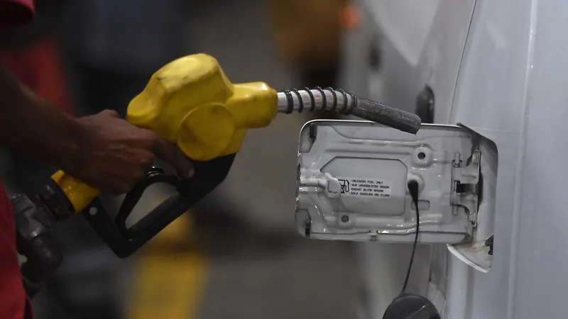 A Milano la benzina vola oltre i 2,6 euro. 'A luglio e agosto stangata da 10,8 miliardi'
