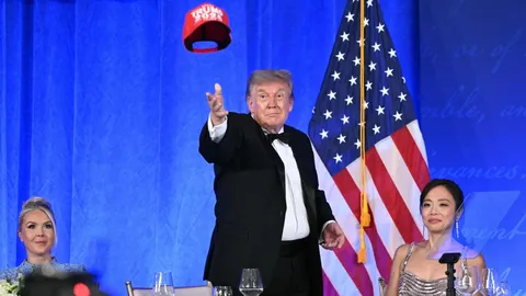 The Donald indossa il cappellino rosso 'Trump 2028' e annuncia: 'Mi candido a presidenziali'