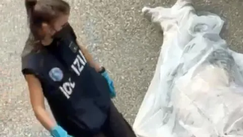 Video shock di Fakir morto con una grossa chiazza di sangue