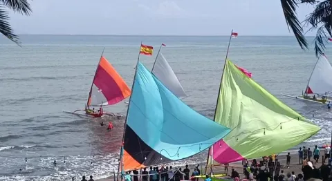 Balap Jukung Layar Meriahkan Festival Budaya Masjid Pantai Jembrana