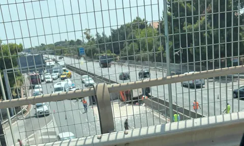 Grave incidente sulla tangenziale di Bari: camion carico di pietre si ribalta sulla SS16, traffico in tilt