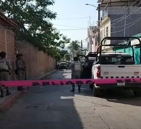 Hallan los cuerpos de tres hombres desmembrados frente al zócalo de Acatlipa