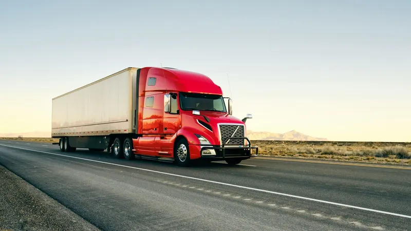 EE. UU. promueve la contratación de veteranos en el sector transporte con el programa Freedom Haulers
