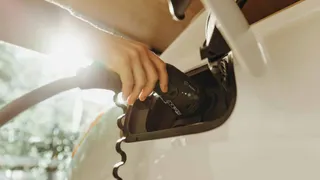 Los vehículos eléctricos representarán cerca del 30 % de las ventas mundiales de autos en 2026, según la AIE