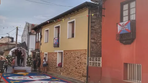 Villadepalos homenajea a Oncobierzo con la alfombra del Camarín
