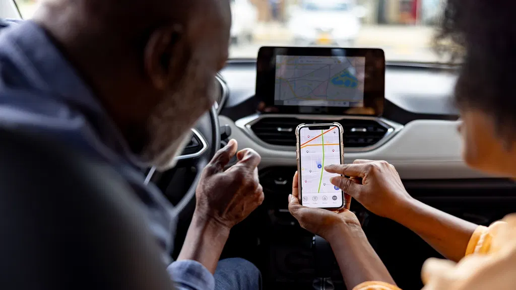 How to switch between two phones on CarPlay