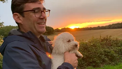Noul premier britanic nu își va muta câinele la Downing Street. Care este motivul pentru care Axel va rămâne în nordul Angliei