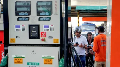 Petrol crosses ₹100 in Delhi after fourth fuel price hike in two weeks