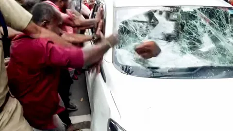 Violence erupts outside ex-Kerala CM Vijayan’s house during ED raid; CPI(M) workers ‘attack’ agency's car | Video