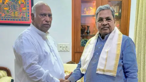 Hectic parleys continue inside Congress for new Karnataka cabinet after Siddaramaiah exit