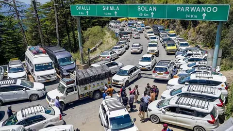 Shimla advocates' road blockade triggers congestion, commuters left stranded