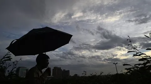 Delhi records 38.5°C, IMD forecasts rain and thunderstorms on Monday