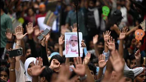 In sixth order, govt extends mobile internet suspension till midnight
