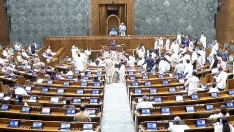 Opposition may finalise paper leak bill stand on Monday amid CJP protest