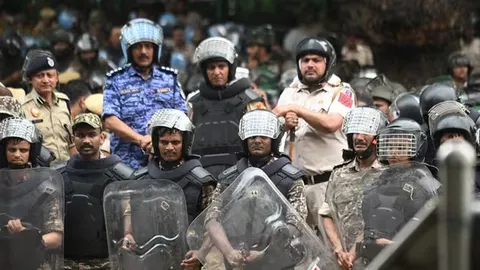 CJP withdraws protest, govt agrees to drop all police cases against students
