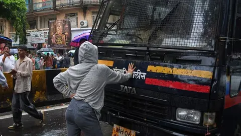Mumbai model who blocked police van full of protesters files cyberbullying complaint