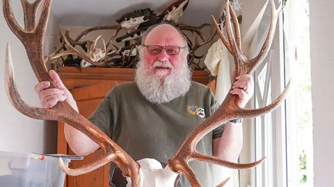 Naturschützer hat einen ganzen Fundus an Tierpräparaten und schlägt Schüler zu Jungjägern