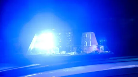 Mann zieht Messer vor Kneipe und verletzt 43-Jährigen an der Hand