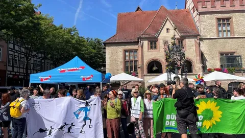 AfD-Stand am Gänseliesel sorgt für Proteste und Polizeieinsatz