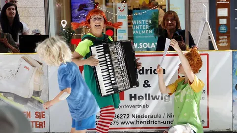 Bürgermeisterin spielt Pippi-Langstrumpf-Lied auf dem Akkordeon
