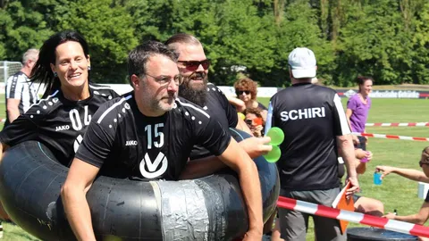 Spiele ohne Grenzen: Elf Teams kämpfen mit Wasserballons um den Sieg