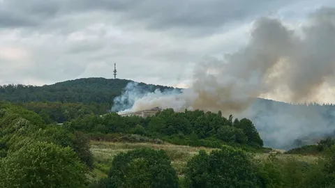Brand im Biokompost: Feuerwehr rückt mit Sirenenalarm aus