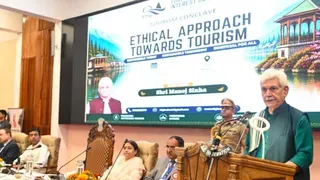 'नैतिक पर्यटन ही जम्मू-कश्मीर के सतत विकास की कुंजी', LG मनोज सिन्हा बोले- हर घर तक पहुंचे टूरिज्म का लाभ
