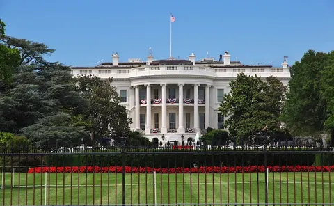 BREAKING: Gunman opens fire near White House, FBI on scene