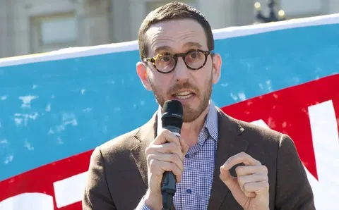 Homosexual’s congressional campaign features drag queen singing obscene song in front of child