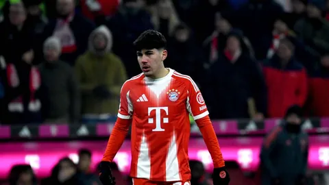 Mittelfeldspieler offenbar ohne Chance beim FC Bayern – steht Abgang bevor?
