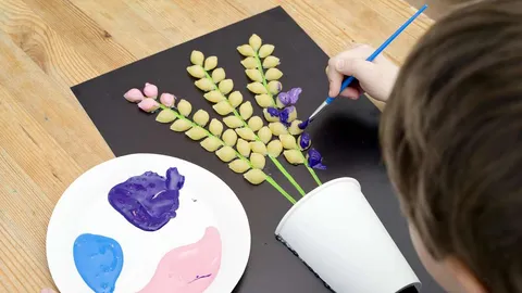 Basteln mit Nudeln: Ein bunter Blumenstrauß, der ewig hält