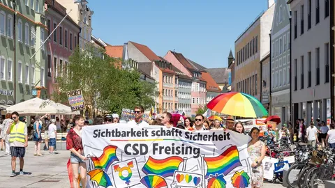 „Noch in der Schockstarre“: Freisinger CSD-Aktive prüfen Route über Isarbrücke nach Berlin-Attentat