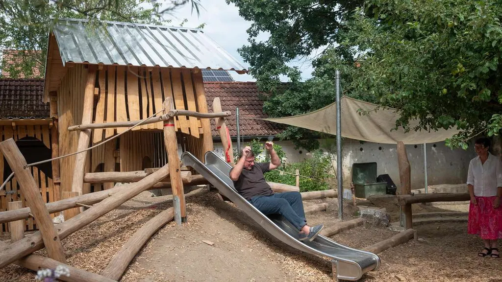 Nach neun Jahren: Kinderhaus bekommt eigenen Spielplatz – Eltern leisten 500 Arbeitsstunden