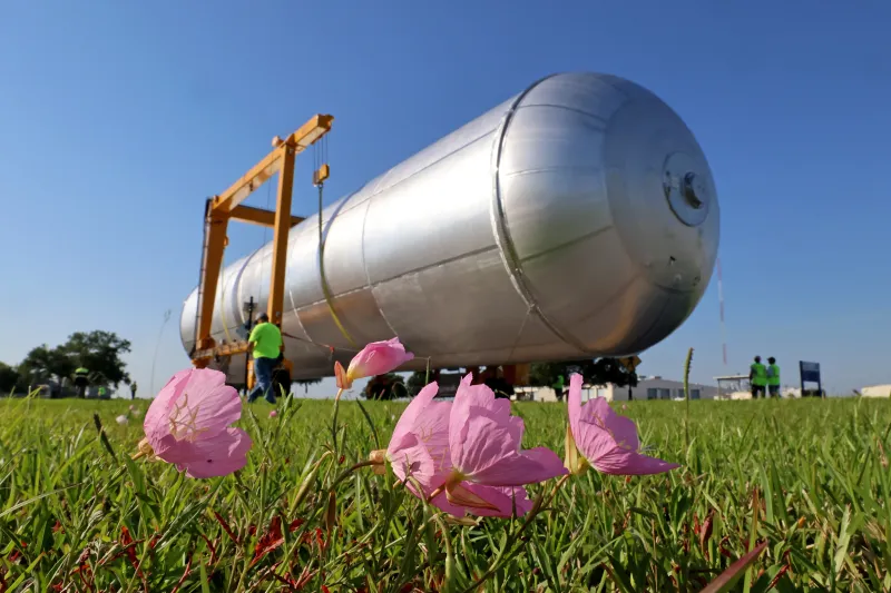 Crews Move Artemis IV Liquid Hydrogen Tank