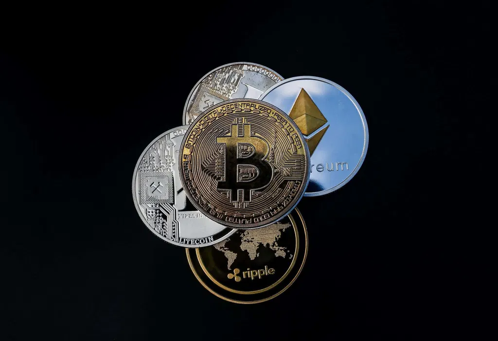 Bitcoin Holds Below 60,000 as Ether and Solana Pull Away