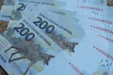 Motsepe’s ARM Bets Nearly $1 Billion on Platinum and Nickel Rebound