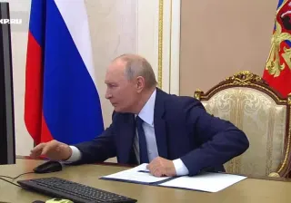 Putin's awkward online voting video features a Dell PC and an "Activate Windows" watermark