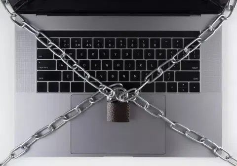 Fake "locked computer" alerts in Google Ads are tricking users into calling tech-support scammers