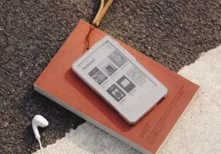 Boox launches the Picco, a tiny $100 e-reader that attaches to the back of your phone