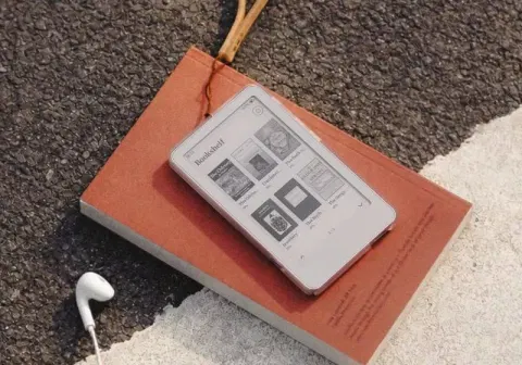 Boox launches the Picco, a tiny $100 e-reader that attaches to the back of your phone