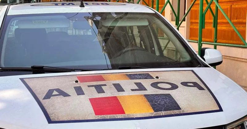 O mașină de poliție s-a răsturnat într-o intersecție din Lugoj în timpul unei urmăriri